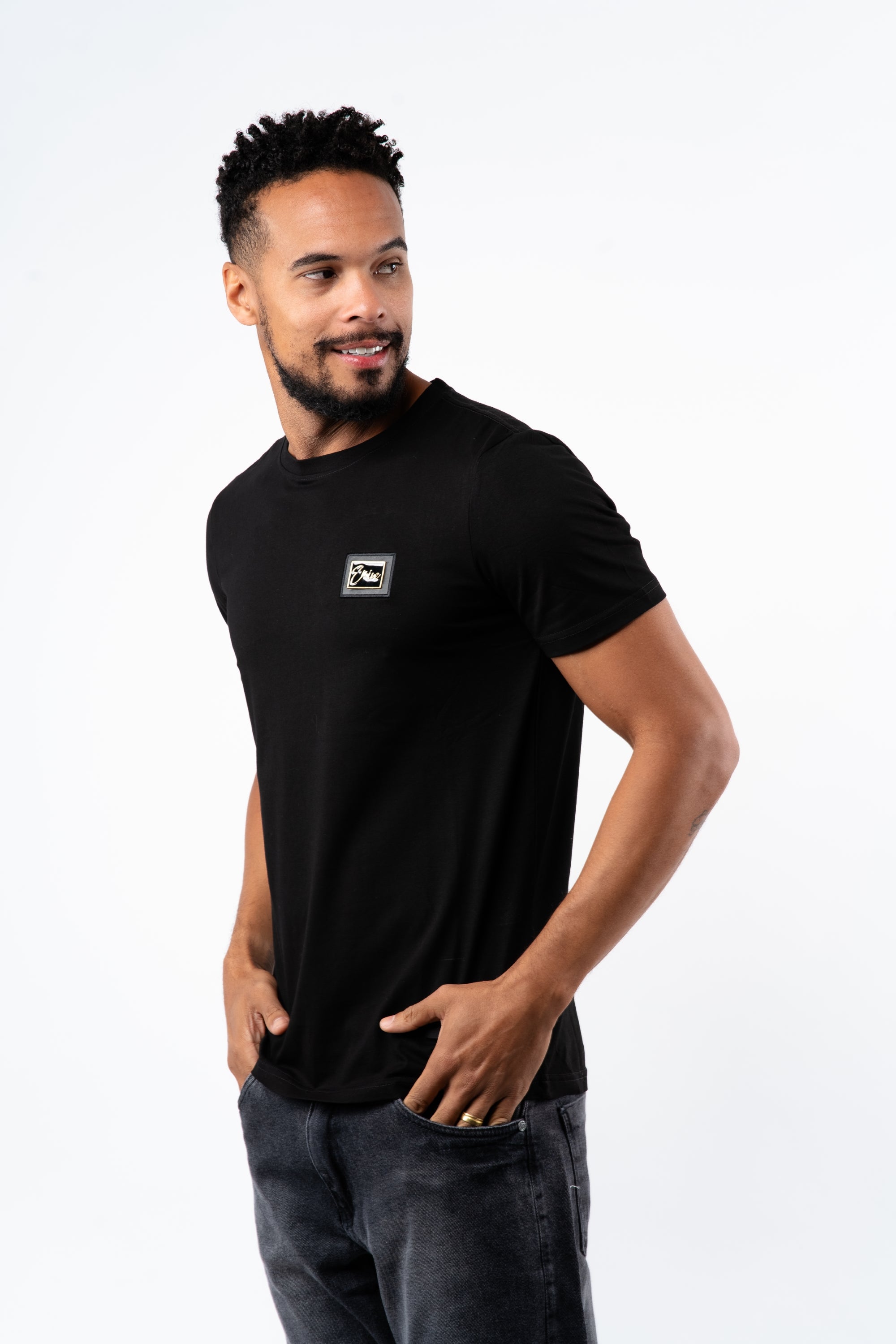 Camiseta Emive Regular Golden Preto