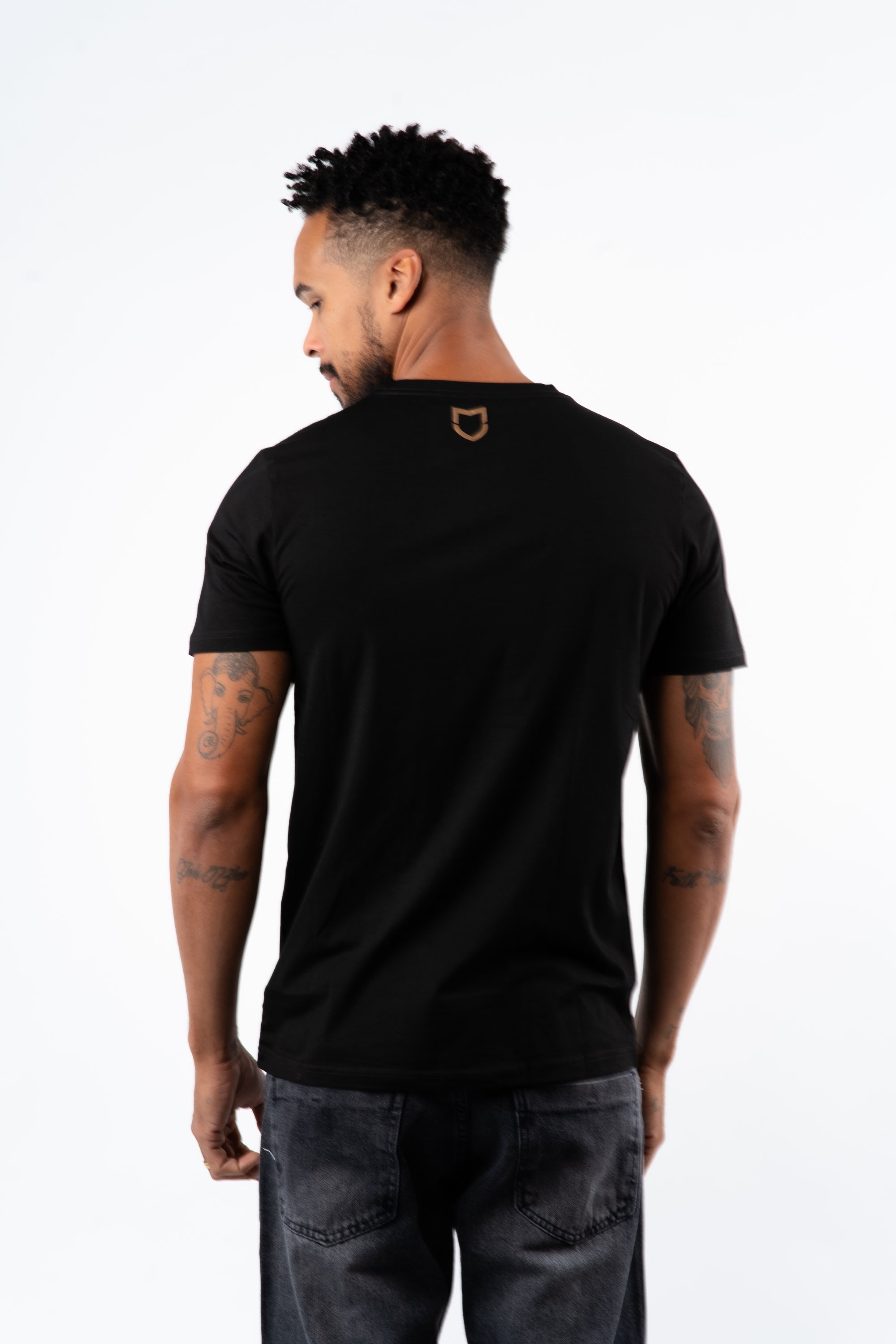 Camiseta Emive Regular Golden Preto