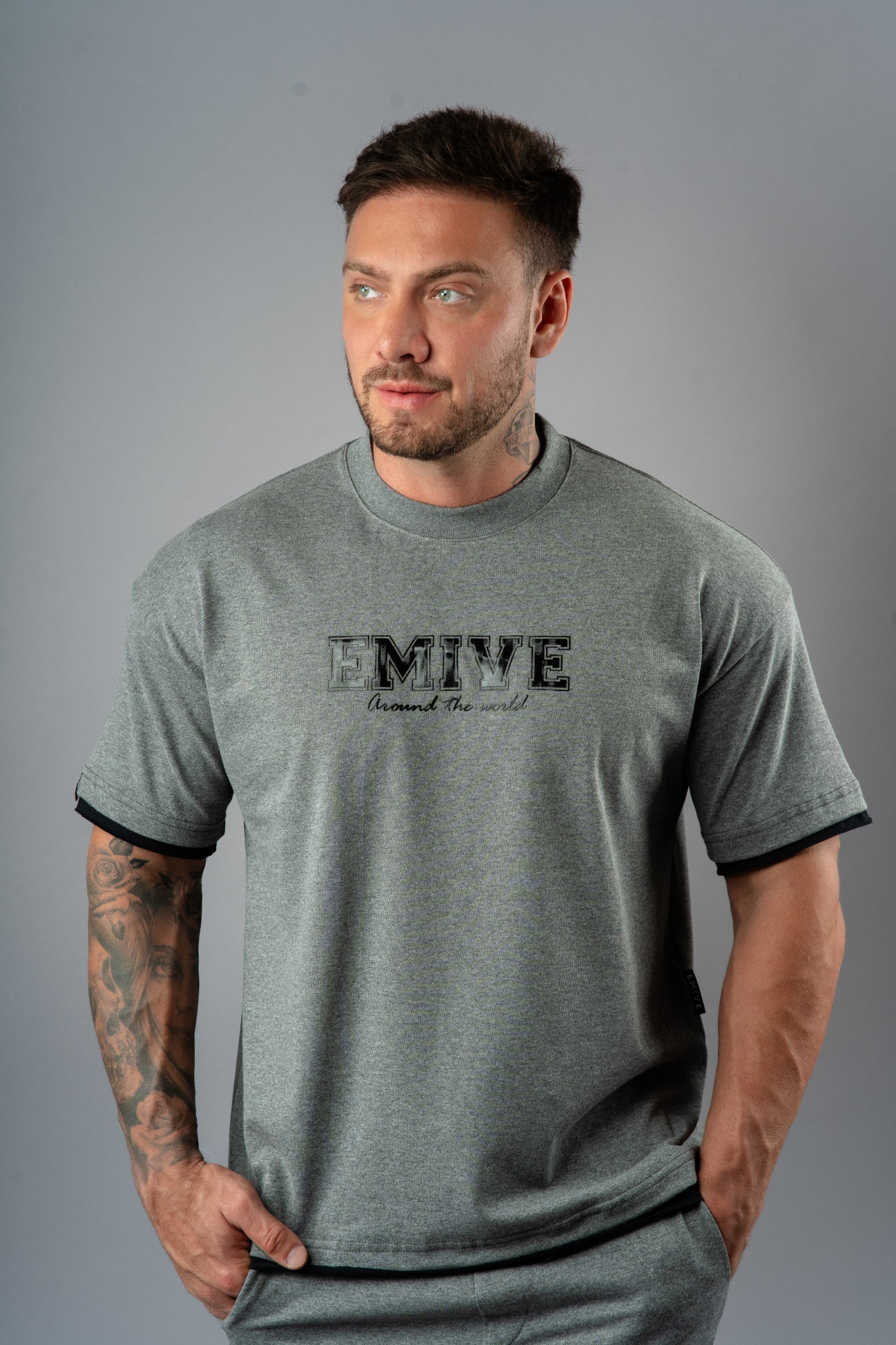 Camiseta Emive Oversized Around The World Cinza*