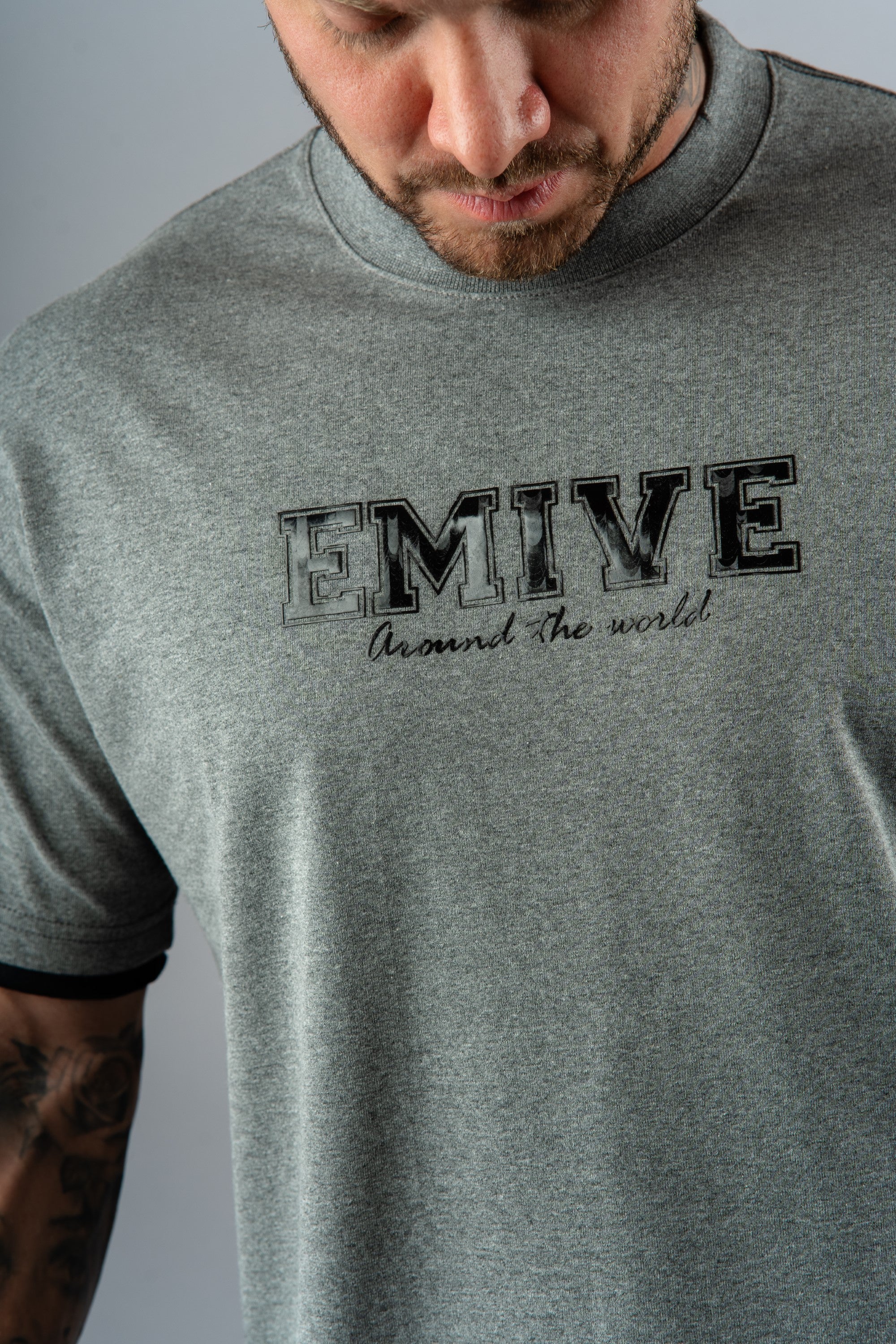 Camiseta Emive Oversized Around The World Cinza*